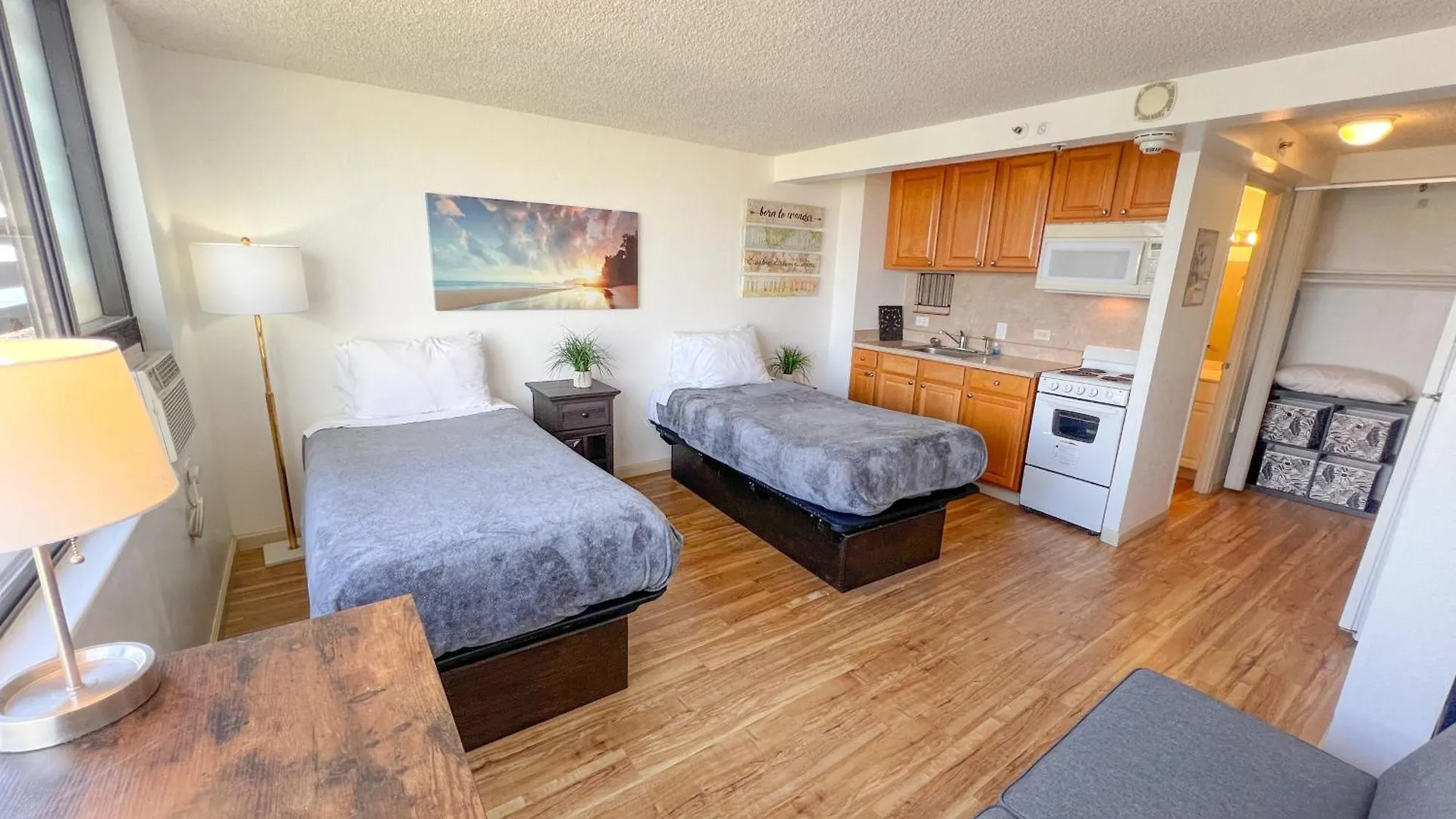 Bright Waikiki Studio Condo location